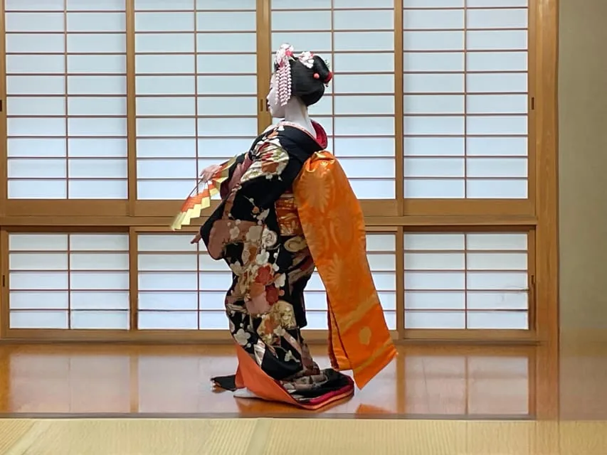 Meet the Geisha (Maiko) with Gion Walking Tour