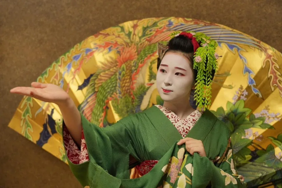 Gion Walking Tour, Geisha Show & Japanese Game