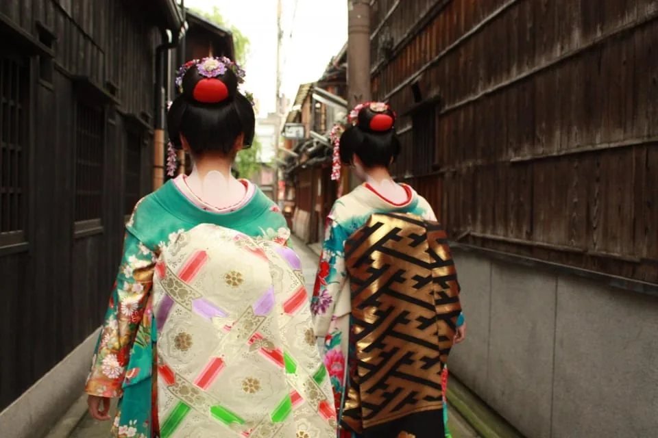 Gion Geisha District Walking Tour: Stories of Geisha